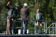 Als Hubert (Christian Tramitz, rechts) und Staller (Helmfried von Lüttichau, links) Fritz Brunner (Frank Vockroth, Mitte) auf sein Wassergutachten ansprechen, verstrickt der sich in Ausreden.