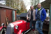 Treffen Sie Auto-Enthusiasten und TV-Moderator Tim Shaw und Meistermechaniker Fuzz Townshend, wie sie sich zusammenschließen, um rostige klassische Fahrzeuge aus ihren Garagengefängnissen zu retten
