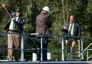 Als Hubert (Christian Tramitz, rechts) und Staller (Helmfried von Lüttichau, links) Fritz Brunner (Frank Vockroth, Mitte) auf sein Wassergutachten ansprechen, verstrickt der sich in Ausreden.