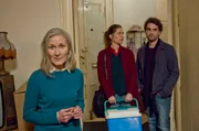 Freddy (Oliver Wnuk) und seine Frau Juliana (Meike Droste) ziehen zu Oma Regina (Hedi Kriegeskotte, li.) nach Berlin.