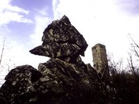 Burg Koppenstein mit Wackelstein im Soonwald. Burg Koppenstein mit Wackelstein im Soonwald.