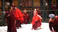 Schneeballschlacht im Kloster: Mönchsnovizen in Bhutan. Schneeballschlacht im Kloster: Mönchsnovizen in Bhutan.