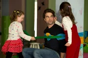 Das Leben ist kein Kindergarten: Theresa (Greta Kasalo) und Anastacia (Viola Hinz, li.) haben Spaß mit dem Kita-Leiter Freddy (Oliver Wnuk).