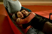 Freddy (Oliver Wnuk) und seine Frau Juliana (Meike Droste) sitzen in einem Boot.