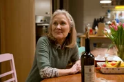 Oma Regina (Hedi Kriegeskotte) freut sich, dass sie nun die Familie in der Nähe hat.