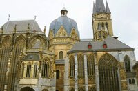 Der Aachener Dom hält den Rekord an der Krönung von Königen des römisch-deutschen Reiches: In den Jahren zwischen 936 und 1531 wurden hier 30 Herrscher gekrönt, die sich alle als direkte Nachfolger Karls des Großen verstanden. Der Aachener Dom hält den Rekord an der Krönung von Königen des römisch-deutschen Reiches: In den Jahren zwischen 936 und 1531 wurden hier 30 Herrscher gekrönt, die sich alle als direkte Nachfolger Karls des Großen verstanden.