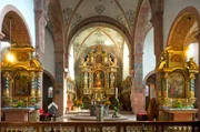 Am 1. November feiert die katholische Kirche weltweit das Fest Allerheiligen und gedenkt damit der unzähligen Menschen, die in besonderer Weise ihr Leben für Gott und ihre Mitmenschen eingesetzt haben. Der WDR überträgt einen Gottesdienst aus dem berühmten Eifelkloster Steinfeld. - (Innenansicht Kirche, Altarraum, Wandmalerei Kall-Steinfeld, 21.04.2009.)