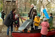 Der Kanadier wird bepflanzt: Erzieher Freddy (Oliver Wnuk, li.) mit seinem Vater Fritz (Siemen Rühaak) in der Kita.