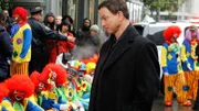 Det. Mac Taylor (Gary Sinise) ist nicht zum Scherzen aufgelegt. Dutzende Clowns sind einem Internetaufruf gefolgt, um unbewusst einen Mörder zu decken.