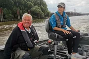 Kurs Zander! Angelguide Najwa Hussein (re), genannt "Natsch", steuert mit Horst Hennings die besten Angelplätze im Hamburger Hafen an.