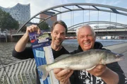 Ein Zander aus der HafenCity! Schauspieler und Hobbyangler Matthias Schloo (li) und NDR Angelexperte Horst Hennings im Glück.