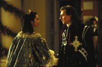 Queen Anne (Anne Parillaud), D'Artagnan (Gabriel Byrne)