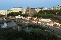 Blick auf den Alten Hafen von Biarritz. Bis ins 17. Jahrhundert wurden hier die Wale ans Ufer gezogen. Blick auf den Alten Hafen von Biarritz. Bis ins 17. Jahrhundert wurden hier die Wale ans Ufer gezogen.