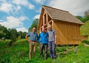 Klaus Wunsch, Hans-Jörg Wiederrecht und Johannes Wunsch freuen sich über die Fertigstellung ihrer Tiroler Heuhütte in Forbach im Nordschwarzwald. Etwa 150 Arbeitsstunden haben die drei Freunde in ihrer Freizeit in die Bauarbeiten gesteckt.