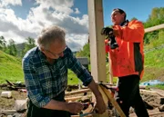 Johannes Wunsch und Hans-Jörg Wiederrecht errichten in Forbach eine Tiroler Heuhütte nach traditionellem Vorbild.