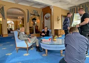 Im Parkhotel Adler in Hinterzarten: Hotelchefin Katja Newman (li.) und Moderatorin Annette Krause (re.).