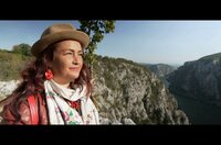 Die franko-rumänische Künstlerin Rona Hartner beginnt ihre Reise zurück nach Rumänien am Eisernen Tor. Der Fluss lädt sie dazu ein, die Gemeinschaften zu entdecken, die die rumänische Seele ausmachen.