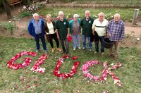 Prächtig blühende Rosen sind für den Verein der Rosenfreunde in Schmittshausen das größte Glück. Im Rosengärtchen von Deutschlands erstem Rosendorf legen die Vereinsmitglieder für uns das Wort „Glück“ aus Rosenblättern. Prächtig blühende Rosen sind für den Verein der Rosenfreunde in Schmittshausen das größte Glück. Im Rosengärtchen von Deutschlands erstem Rosendorf legen die Vereinsmitglieder für uns das Wort „Glück“ aus Rosenblättern.