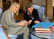 Im Parkhotel Adler in Hinterzarten: Hotelchefin Katja Newman (li.) und Moderatorin Annette Krause (re.).