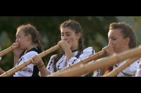 Junge Mädchen vom Volk der Motzen spielen hoch über den bewaldeten Tälern des Apuseni-Gebirges die Tulnic. Nur die Frauen spielen hier dieses Instrument.