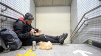 In der Millionenmetropole Tokio hat Samuel die letzte Bahn verpasst. Der nächste Zug fährt erst wieder am Morgen. Bis dahin vertreibt sich Samuel die Zeit vor der verschlossenen Metro mit einem Picknick. In der Millionenmetropole Tokio hat Samuel die letzte Bahn verpasst. Der nächste Zug fährt erst wieder am Morgen. Bis dahin vertreibt sich Samuel die Zeit vor der verschlossenen Metro mit einem Picknick.
