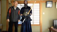 Minoru bittet Samuel um 10 Stunden seiner Zeit und führt ihn bei sich Zuhause in die Welt des Kampfsportes ein. Minoru bittet Samuel um 10 Stunden seiner Zeit und führt ihn bei sich Zuhause in die Welt des Kampfsportes ein.