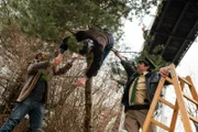 Staller (Helmfried von Lüttichau, r.) und Yazid (Hannes Ringelstetter, l.) versuchen den toten Daniel Klein (Jochen Nickel, oben) aus dem Baum zu bergen.