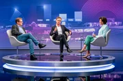 Moderatorin Sandra Maischberger (r) im Gespräch mit dem stellvertretenden Vorsitzenden der CDU/CSU-Bundestagsfraktion Carsten Linnemann (M). und dem SPD-Bundestagsabgeordneten Ralf Stegner.