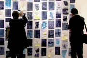 Wand mit Mindmaps von George Steinmann in der Ausstellung Kunst und Nachhaltigkeit Vol. 7, Mobiliar Direktion Bern