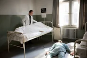 Max De Crinis (Lukas Miko, l.) wirft Hans von Dohnanyi (Max von Pufendorf, r.) aus dem Klinikbett und läßt ihn von der NS-Justiz abtransportieren.