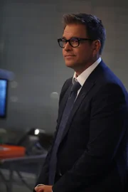 Dr. Jason Bull (Michael Weatherly)