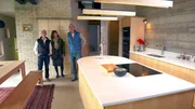 Fred Baker (l.), Saffron Baker und Kevin McCloud im mittleren Geschoss des nachhaltigen Erdhauses.