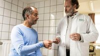 Tilo (Christoph Maria Herbst) lässt sich am Kopf verarzten, sein Arzt (Benjamin Höppner) ist der Mann von Caroline Schub.