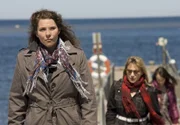 Jenny (Vanna Rosenberg, links) trifft sich mit ihren alten Kameradinnen Cissi (Rebecka Hemse, rechts) und Karin (Helena af Sandeberg).