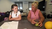 Silvia erklärt auf ihre ganz eigene Art und Weise ihrer siebenjährigen Enkelin Celina, wie groß die Frühchen schon geworden sind.