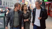 Danny (Carmine Giovinazzo, l.) und Stella (Melina Kanakaredes) statten John McEnroe (spielt sich selbst) einen Besuch ab. Ob er ein Alibi für den Mordabend vorweisen kann?