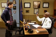 Jake Peralta (Andy Samberg, l.); Captain Ray Holt (André Braugher, r.)