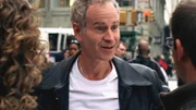 John McEnroe (spielt sich selbst) beteuert seine Unschuld. Tatsächlich findet man am Tatort Konservenblut. Ob ein Doppelgänger den Mord begangen hat?