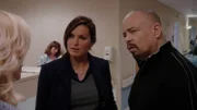 Ein zweites Attentat findet statt. Dieses Mal erwischt es den Sohn von Lt. Toni Howard (Cathy Moriarty, l.), der Ex-Vorgesetzten von Fin (Ice-T). Olivia Benson (Mariska Hargitay) realisiert, dass es jemand gezielt auf Fins Bekannte abgesehen hat.