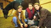 Stefan (Sigmar Solbach, l.) untersucht Manuel (David Lütgenhorst, lieg.), der vom Pferd gefallen ist. Der Reitlehrer (Stefan Zimmermann) und Manuels Mutter (Silvia Rachor) sind entsetzt.