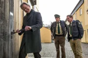 Hubert (Christian Tramitz, rechts) und Staller (Helmfried von Lüttichau, Mitte) bietet sich ein verdächtiger Anblick: Ein Mann versucht am helllichten Tag in eine Kirche einzubrechen. Doch der vermeintliche Dieb entpuppt sich als Kantor Rainer Bentzer (Andreas Ladwig, links).