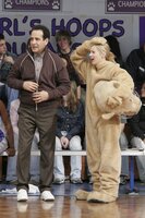 Basketball-Coach Lynn Hayden kommt im Waschraum der Schule durch einen elektrischen Schlag ums Leben. Natalie Teeger (Traylor Howard, r.) und Adrian Monk (Tony Shalhoub, l.) ermitteln incognito ... Basketball-Coach Lynn Hayden kommt im Waschraum der Schule durch einen elektrischen Schlag ums Leben. Natalie Teeger (Traylor Howard, r.) und Adrian Monk (Tony Shalhoub, l.) ermitteln incognito ...