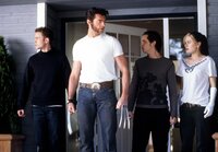 Bobby (Shawn Ashmore, l.), Logan (Hugh Jackman, 2.v.l.), John (Aaron Stanford, 2.v.r.) und Marie (Anna Paqiun, r.) machen sich auf die Suche nach Strykers Sohn, ebenfalls ein Mutant mit erstaunlichen und zugleich gefährlichen Fähigkeiten ...