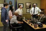 (v.l.n.r.) Jake Peralta (Andy Samberg); Amy Santiago (Melissa Fumero); Terry Jeffords (Terry Crews); Charles Boyle (Joe Lo Truglio); Captain Ray Holt (André Braugher); Sergeant Knox (Sean Astin)