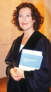 Richterin Dr. Ruth Herz führt die Verhandlungen objektiv, souverän und einfühlsam. Sie deckt die Geschichte hinter der Tat auf und versucht mit ihren Urteilen, Jugendlichen eine Chance zu geben.