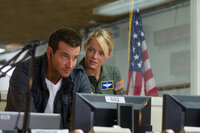 Gemeinsam mit der humorlosen Major Allison Ng (Emma Stone, r.), die den Charmeur in Schach halten soll, muss Brian (Bradley Cooper, l.) die Einwohner Hawaiis für einen Raketenstart gewinnen. Keine einfache Aufgabe für die beiden ... Gemeinsam mit der humorlosen Major Allison Ng (Emma Stone, r.), die den Charmeur in Schach halten soll, muss Brian (Bradley Cooper, l.) die Einwohner Hawaiis für einen Raketenstart gewinnen. Keine einfache Aufgabe für die beiden ...