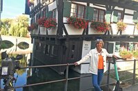 Moderatorin Annette Krause im Fischerviertel in Ulm vor dem "Schiefen Haus". Moderatorin Annette Krause im Fischerviertel in Ulm vor dem "Schiefen Haus".