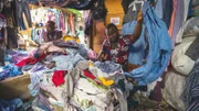 Der Second-Hand-Kleidungsmarkt hat in Ghanas Hauptstadt Accra tausende Jobs geschaffen, aber auch zu enormen Problemen geführt.