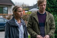 Jesper (Joachim Fjelstrup) geht mit seiner Kollegin Eva (Tova Magnusson) einem neuen Hinweis nach, der die beiden Ermittler zu den Schwiegereltern von Iyad führt.