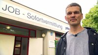 Andreas ist Tagelöhner und geht jeden Morgen um sechs Uhr zur Tagesjobvermittlung. Andreas ist Tagelöhner und geht jeden Morgen um sechs Uhr zur Tagesjobvermittlung.